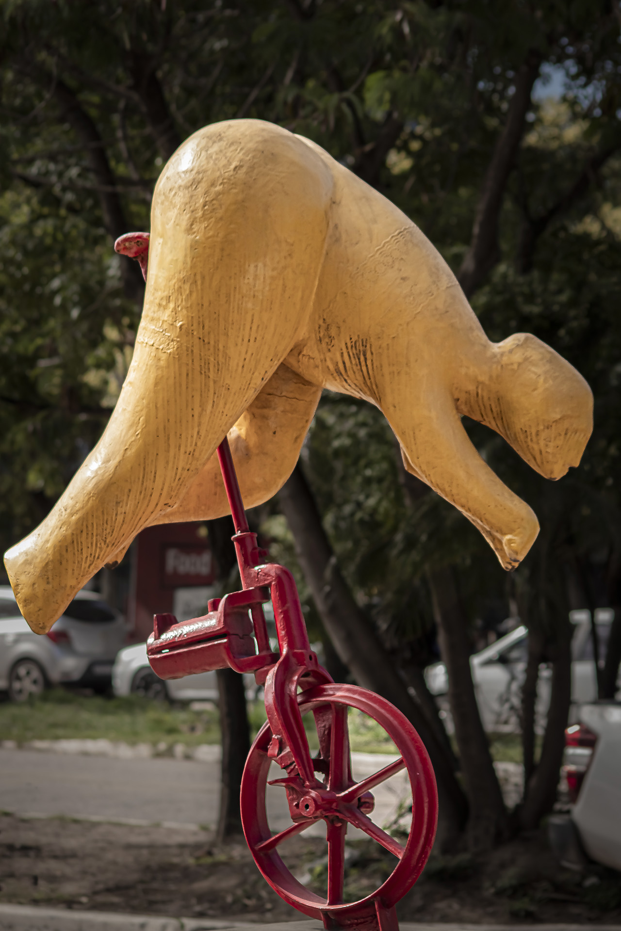 Margarita en monociclo paseando por la Ciudad de las Esculturas