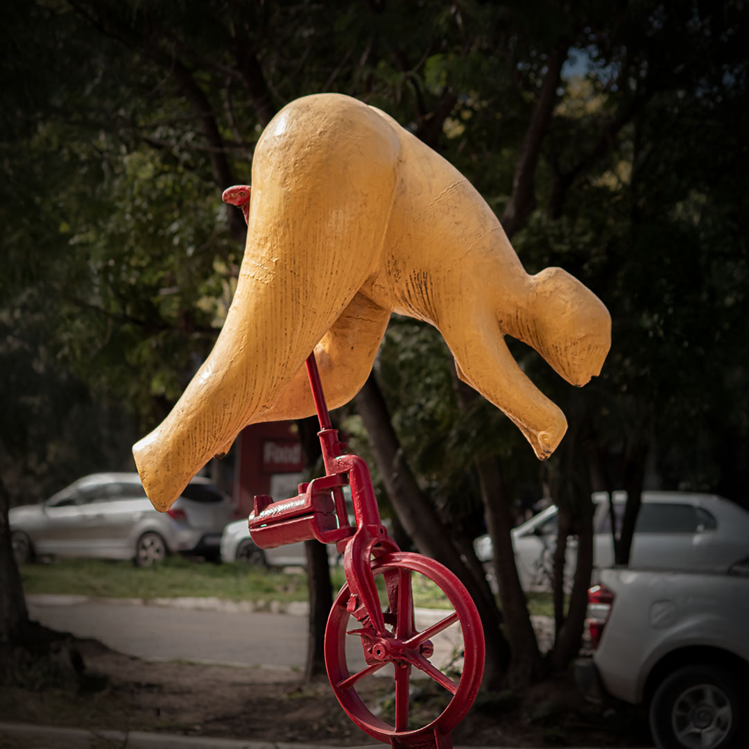 Margarita en monociclo paseando por la Ciudad de las Esculturas